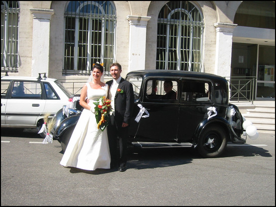 Les futurs mariés devant la voiture, devant la mairie :-)