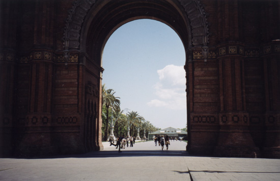 Fred qui fait le zouave sous l'arc de trionf :)