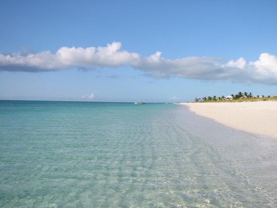 Vue de l'hôtel depuis la plage avec les pieds dans l'eau