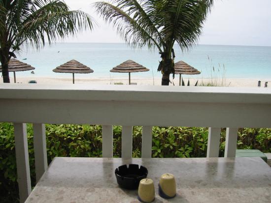 La plage vue de la terrace du restaurant de l'hôtel