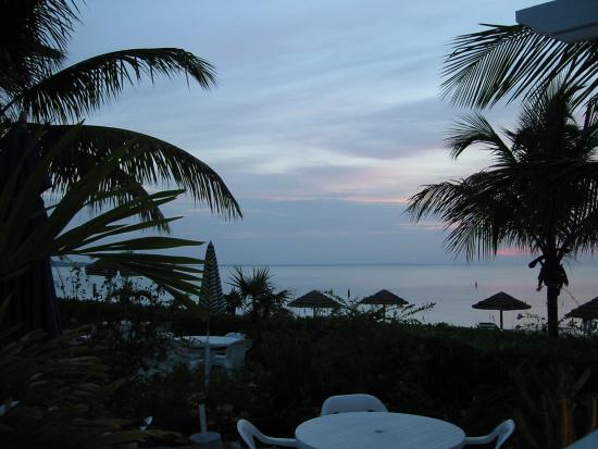 Vue sur la mer, le soir au soleil couchant