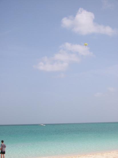 Un parachute tiré par un bateau, plutôt impressionnant