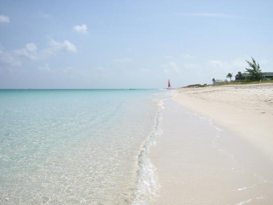 L'eau claire de la plage devant l'hôtel