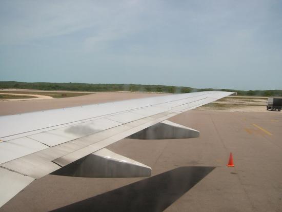 Vue sur la seule et unique piste de l'aéroport