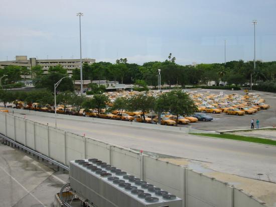 Une collection de Taxis en bordure de l'aéroport