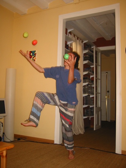 This is a fake, he threw the balls in the air just for the photo :-)