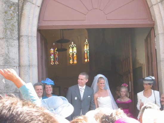 Noëlle & Julien, being applaused in front of the church