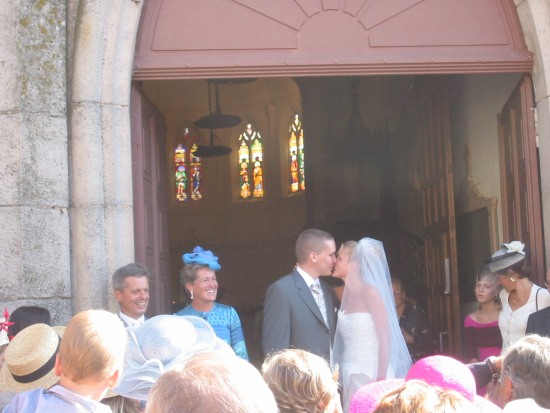 Noëlle & Julien, kissing in front of the church