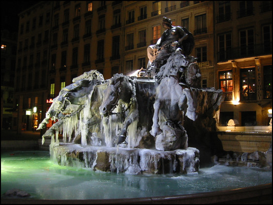 The Terreaux fountain completely frozen, magnificent!