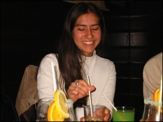 Marcela disfrutando su bebida