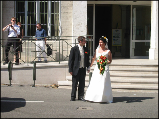 Les futurs mariés devant la mairie