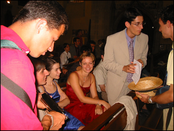 Florent, Téphan, Nuria, Céline, Fred et Amaël à l'église!