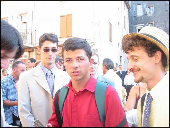 Fred, Florent (concentré) et Amaël à la sortie de l'église