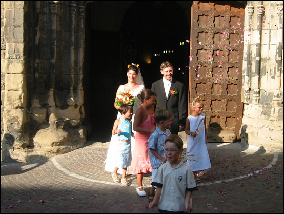 Charlotte et Guillaume à la sortie de l'église