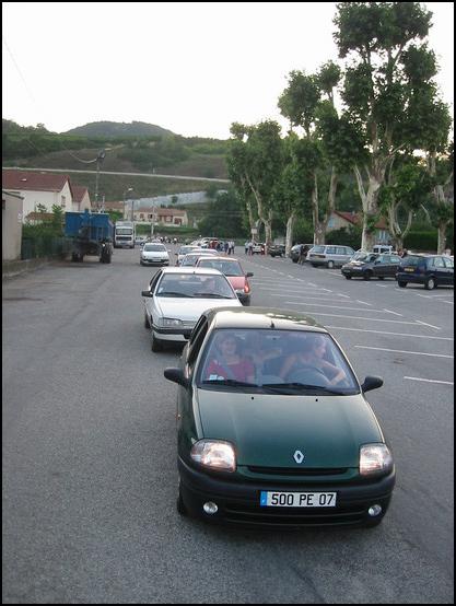 Le parking bien rempli pour le vin d'honneur