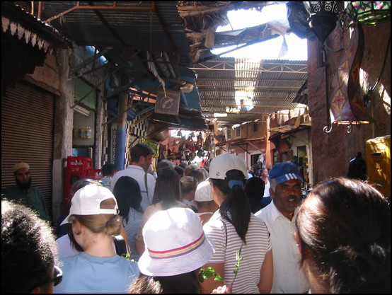 Le groupe dans les souks