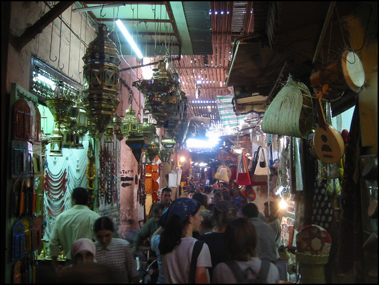 Le groupe dans les souks