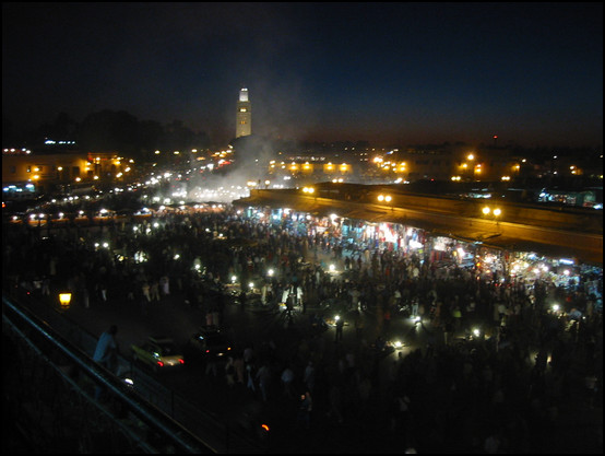 Vue de nuit de la grande place de Marrakech
