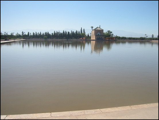 Un grand bassin d'irrigation