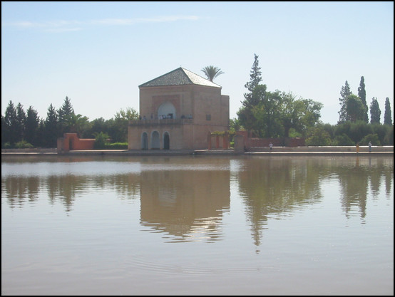 Le bâtiment à proximité du bassin