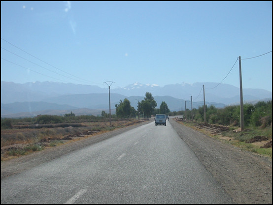 La route avec le Haut Atlas au loin