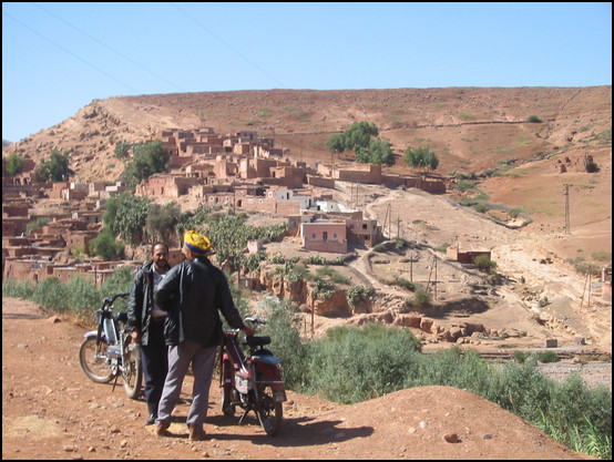 Un petit village typique près de la route