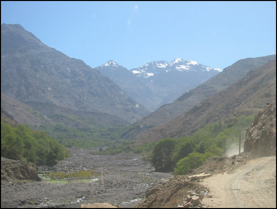 La route et le Toubkal au loin