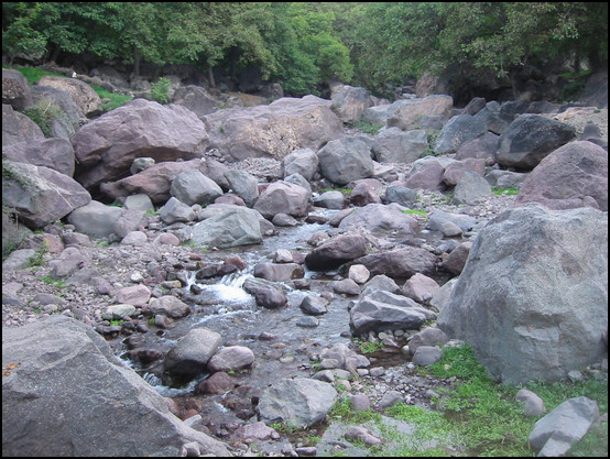 Le cours d'eau au pied de la Kasbah