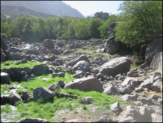 Des rochers, reste de l'innondation de 1995