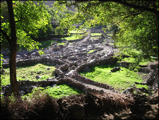 Le cours d'eau au pied du village