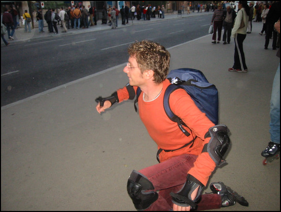 Julien par terre devant la Sagrada Familia