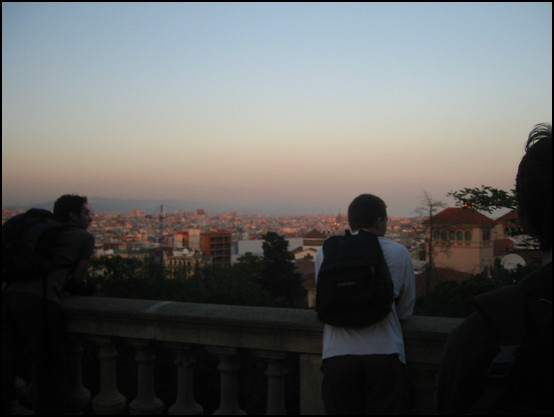 Barcelone et la mer au loin