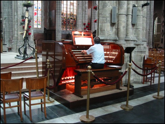 Un joueur d'orgue dans la cathédrade St Bavon